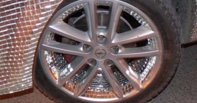 Ιδιοκτήτης αυτοκινήτου αποφάσισε να το καλύψει με 40.000 καθρέφτες!