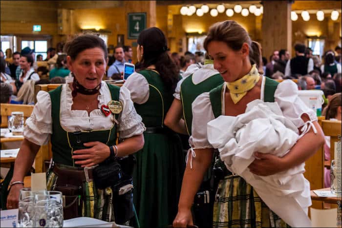 oktoberfest_waitresses_05