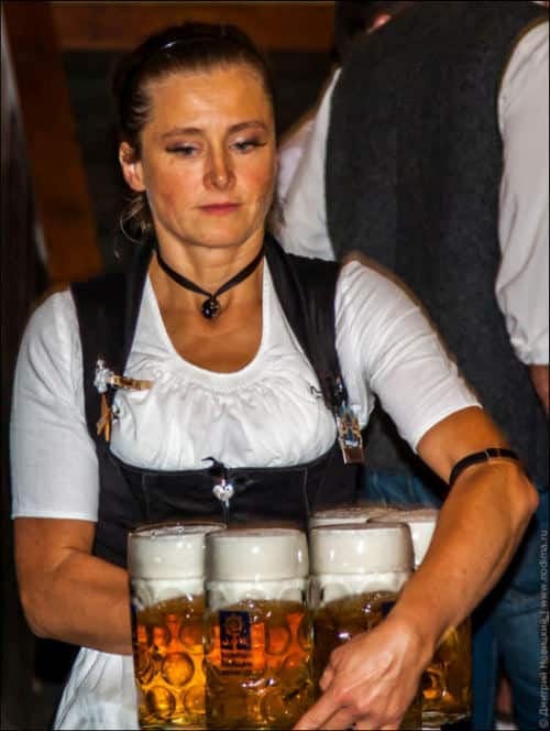 oktoberfest_waitresses_09