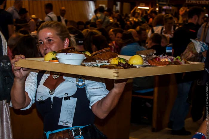 oktoberfest_waitresses_11