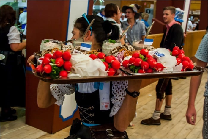 oktoberfest_waitresses_12