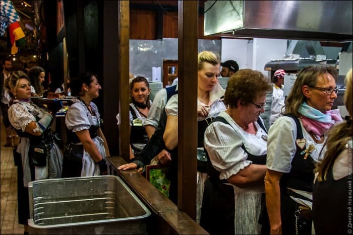 oktoberfest_waitresses_13