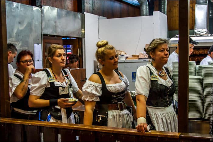 oktoberfest_waitresses_14