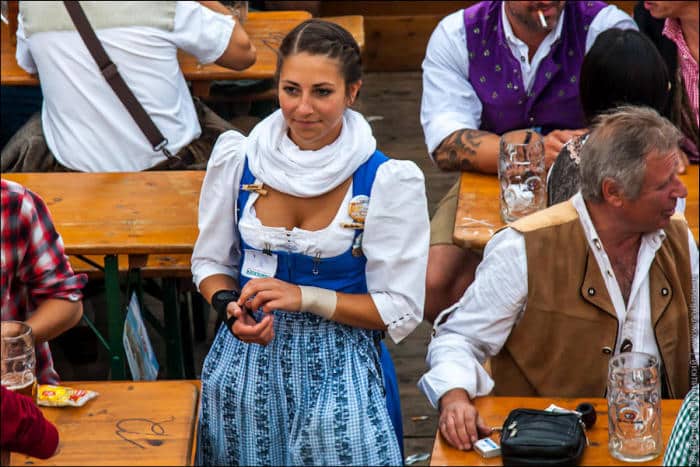 oktoberfest_waitresses_16