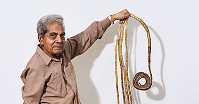 Ο άνδρας μεγάλωνε τα νύχια του εδώ και 62 χρόνια. Απίστευτο!