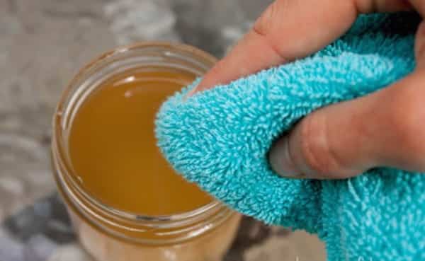 Applying-diluted-apple-cider-vinegar-solution-to-skin-600x369