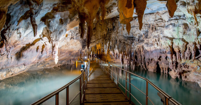 Τα 12 πιο όμορφα σπήλαια της Ελλάδας