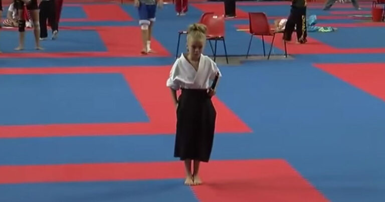 Στέκεται με την κατάνα στο πλευρό της. Όταν τράβηξε έξω το σπαθί άφησε τους πάντες άναυδους!