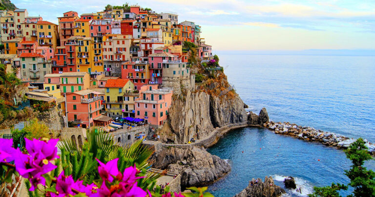 Μαναρόλα: Tο χρωματιστό χωριό της Ιταλίας!