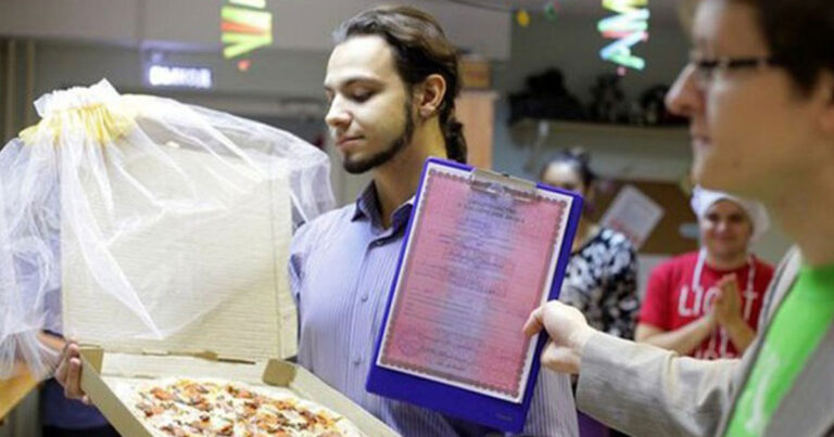 Άντρας παντρεύτηκε… μια πίτσα γιατί απογοητεύτηκε από τις γυναίκες!