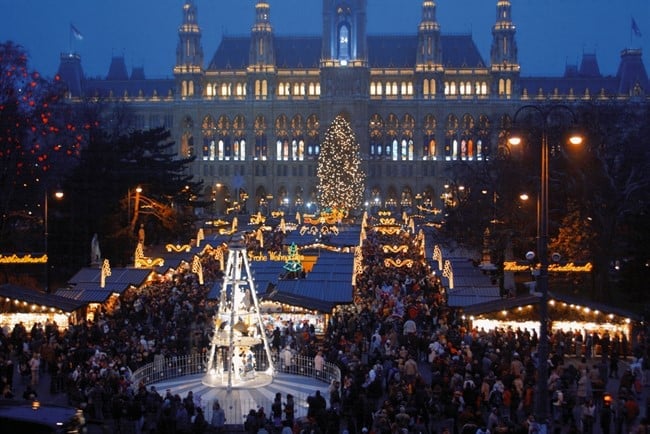 Lowres 00000029662 City Hall In Vienna Christmas Market In December Oesterreich Werbung Bartl