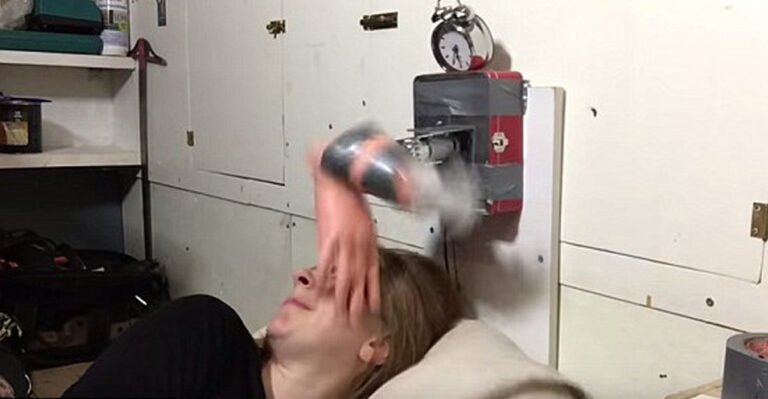 Το ξυπνητήρι που σε χτυπά στο… πρόσωπο!