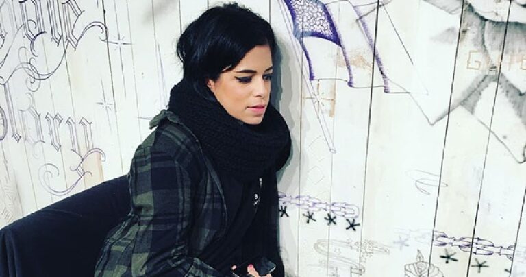 Έβαλαν το χέρι τους σε μια τρύπα για να δεχτούν ένα τατουάζ έκπληξη!