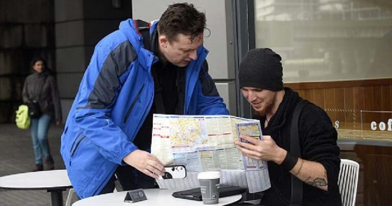 Δείτε τελικά πόσο εύκολο είναι να σας κλέψουν στο δρόμο.