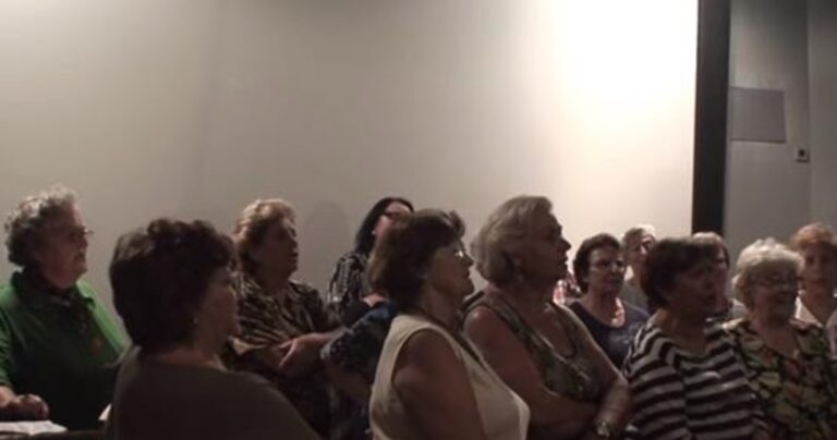 Οι γιαγιάδες του Α’ ΚΑΠΗ Ηλιούπολης τραγουδούν το «Υποφέρω» της Βανδή και είναι ό,τι καλύτερο!