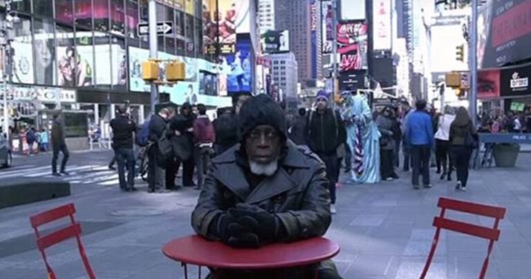 Πώς είναι να επιστρέφεις στον κόσμο ύστερα από 44 χρόνια στη φυλακή;