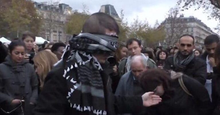 Μουσουλμάνος με δεμένα μάτια αγκαλιάζει εκατοντάδες άτομα στο Παρίσι