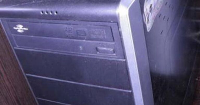 Είχε να χρησιμοποιήσει τον υπολογιστή του πολύ καιρό. Αποφάσισε να ρίξει μια ματιά στο κουτί και έπαθε πλάκα!