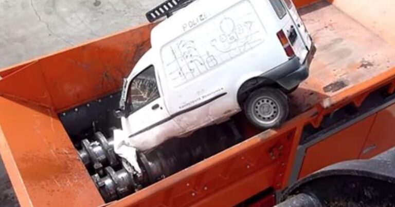 Αυτό είναι το μηχάνημα που καταστρέφει κυριολεκτικά τα πάντα!