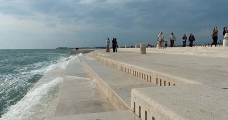 Τί συμβαίνει όταν τα κύματα σκάνε σε αυτόν τον πεζόδρομο;
