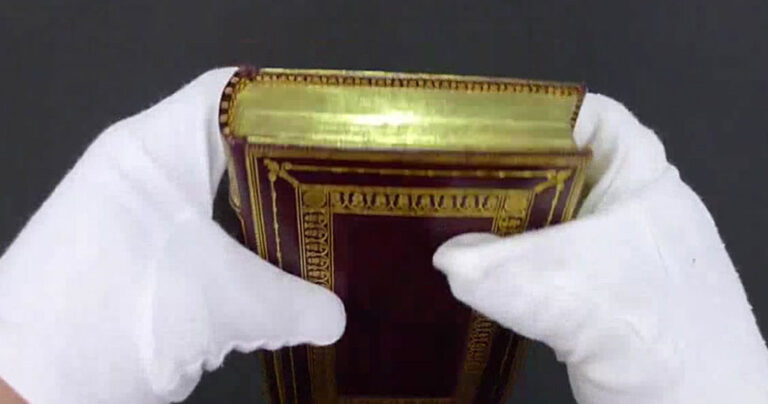 Οι άκρες των σελίδων αυτού του βιβλίου περιέχουν ένα πανέμορφο θέαμα!