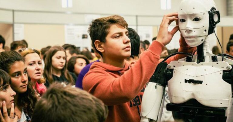 Ο 15χρονος από την Καβάλα που έφτιαξε με 500 ευρώ ρομπότ με νοημοσύνη!