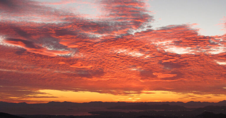 Γιατί ο ουρανός της Αθήνας έγινε χθες ροζ;