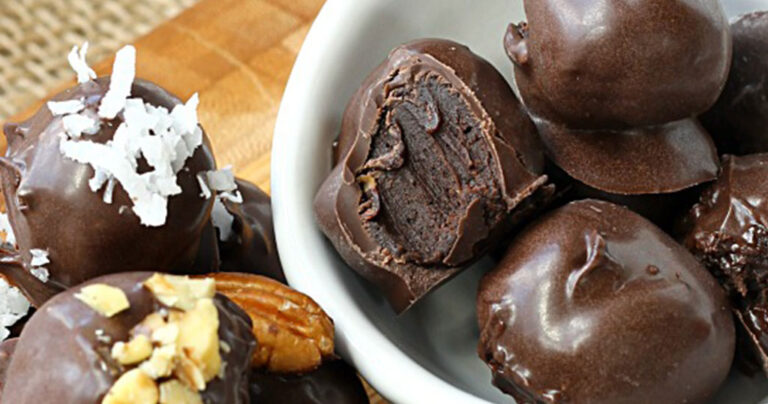 Συνταγή για λαχταριστά σπιτικά σοκολατάκια με 3 μόνο υλικά!