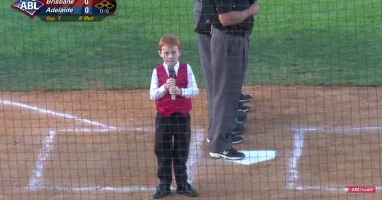 Πιτσιρικάς τον πιάνει λόξιγκας την ώρα που τραγουδούσε τον εθνικό ύμνο αλλά τον τελείωσε μια χαρά!