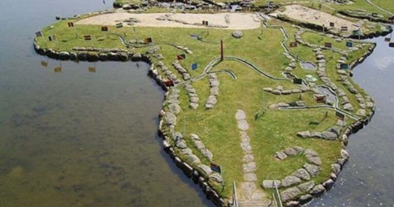 Ένας παγκόσμιος χάρτης 4.000τμ μέσα σε μια λίμνη!