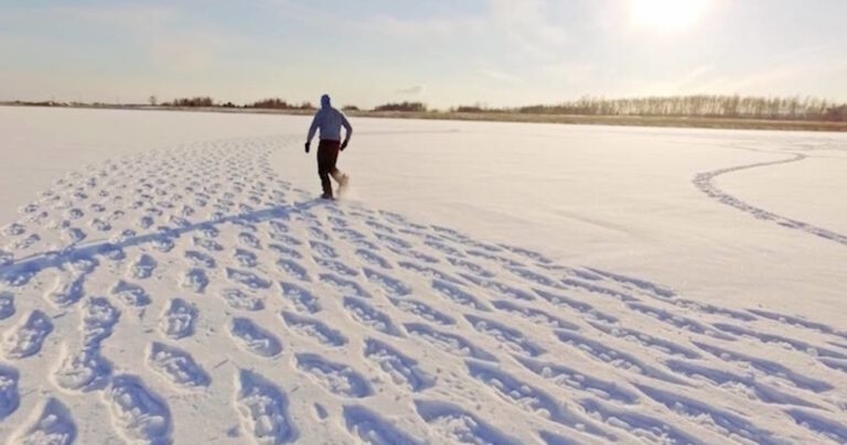 Φτιάχνει έργα τέχνης στο χιόνι με… τις πατημασιές του!