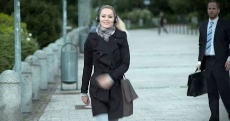 Δεν θα ήθελες να πετύχεις αυτή την ξανθιά στον δρόμο!