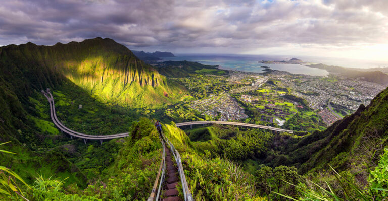 Η σκάλα αυτή οδηγεί στον “Παράδεισο” και έχει απίστευτη θέα! Αλλά είναι παράνομο να την διασχίσεις…
