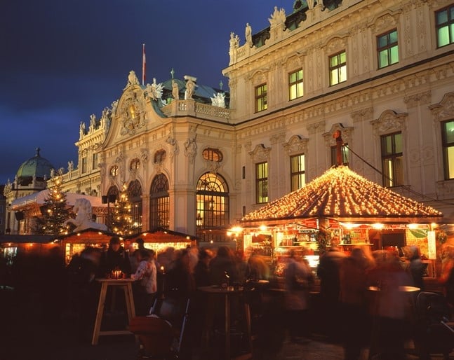 Lowres 00000030622 Christmas Market In Vienna In Front Of The Upper Belvedere Oesterreich Werbung Popp Hackner