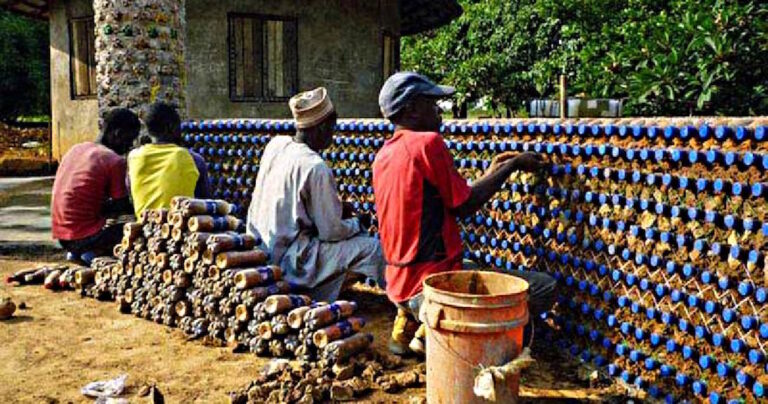 Νιγηριανοί φτιάχνουν αντιπυρικά και αλεξίσφαιρα σπίτια από πλαστικά μπουκάλια και λάσπη