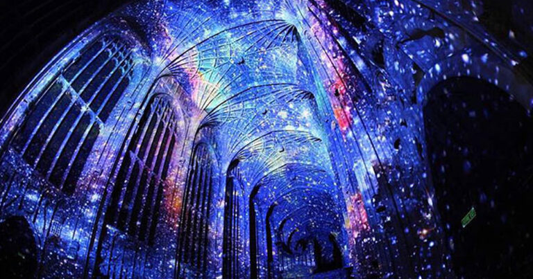 Γοτθική εκκλησία του 16ου αιώνα μετατρέπεται σε ουρανό με άστρα