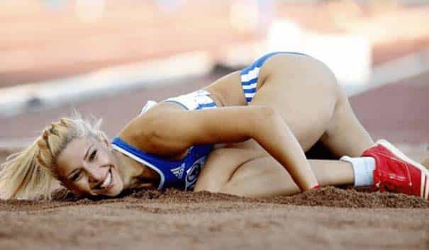 Спортсменки в спортивных трусах