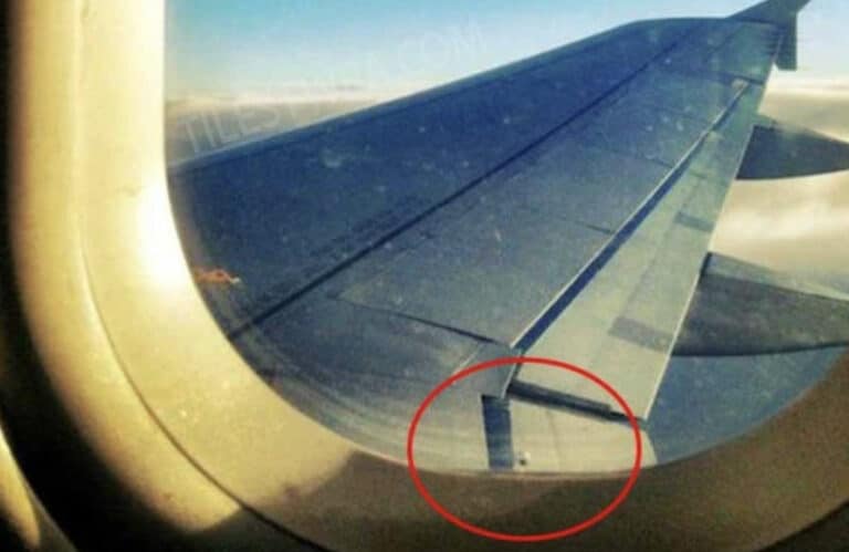 Γιατί υπάρχει η μικροσκοπική τρύπα στα παράθυρα των αεροπλάνων;