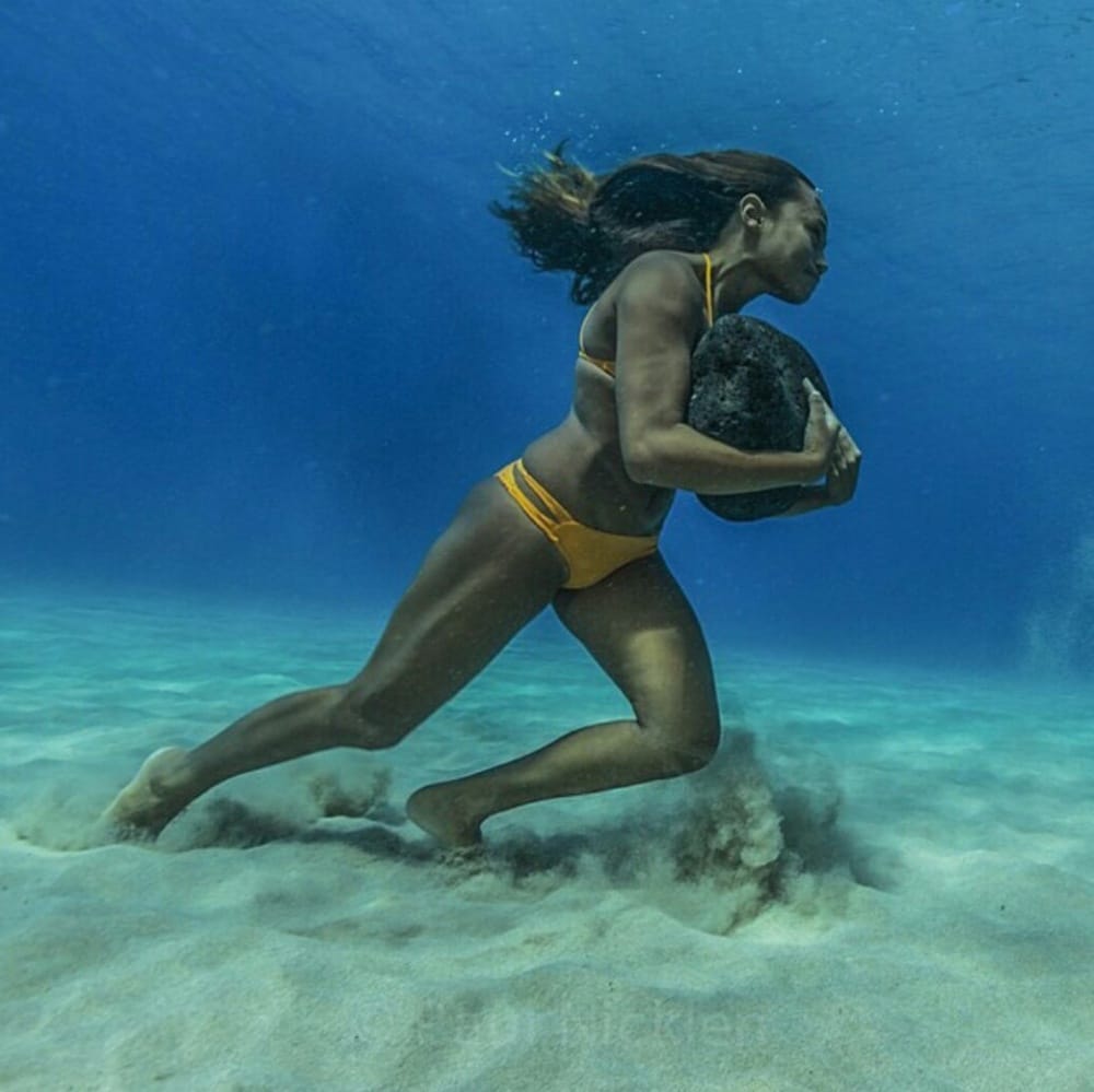 4720760-1000-1448617593-pics-hawaiian-surfer-ha-a-keaulana-runs-across-the-ocean-floor-with-a-50-pound-boulder-as-training-to-survive-the-massive-surf-waves