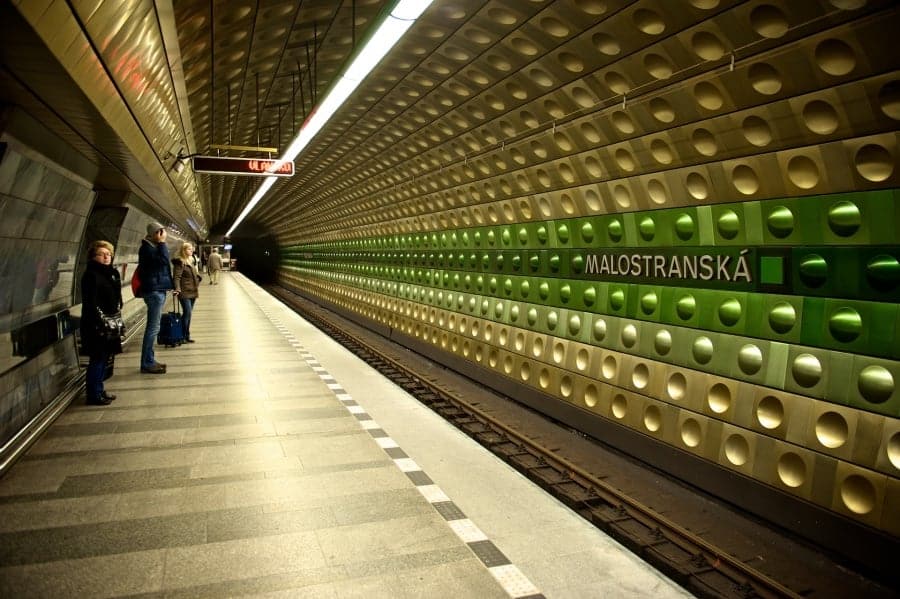 9327710-R3L8T8D-900-2011-11-11-Metrolijn-A-Malostransk-2011-11-11