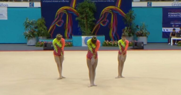 Τρεις αθλήτριες αρχίζουν να χορεύουν. Δείτε όμως τι κάνει αυτή στα δεξιά!