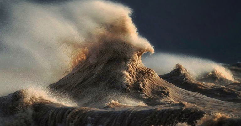Φωτογράφος απαθανάτισε κύματα λίμνης που μοιάζουν με “υγρά βουνά”!