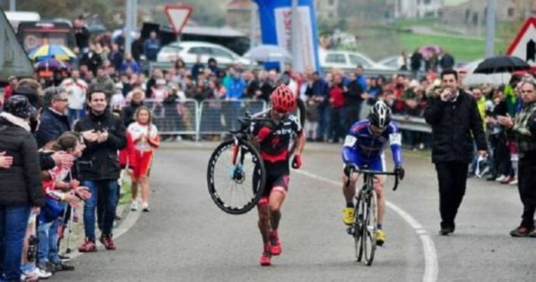Ποδηλάτης δεν περνάει τον αντίπαλο το, του οποίου το ποδήλατο έσπασε 1 χλμ. πριν το τέρμα
