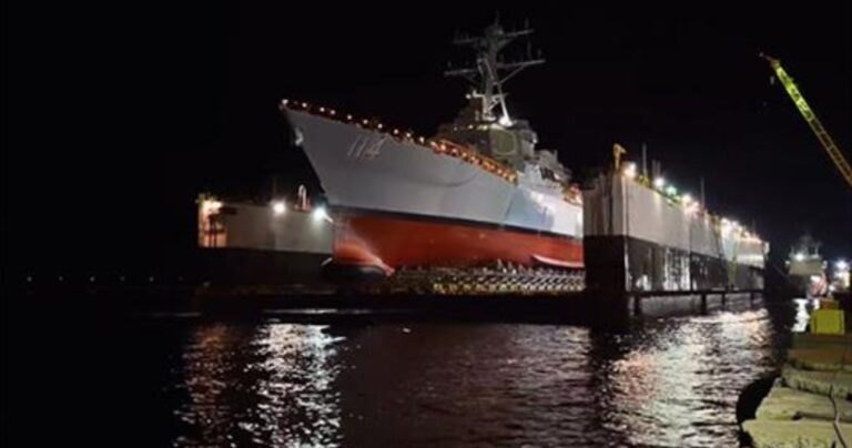 Δείτε την εντυπωσιακή καθέλκυση ενός νέου πολεμικού πλοίου!