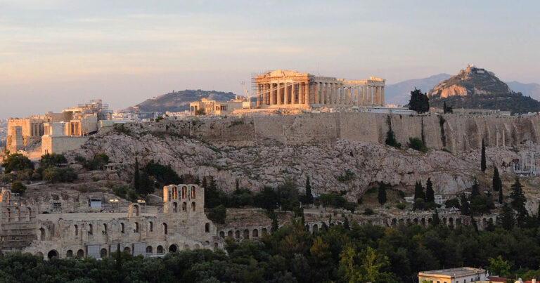 «Η Αθήνα είναι το μεγαλύτερο πανεπιστήμιο του κόσμου» γράφει η Daily Mail