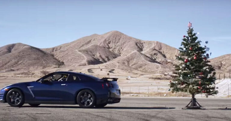 Έδεσε το δέντρο πίσω από το αυτοκίνητο και μας έδειξε πως γίνεται το πιο γρήγορο… ξεστόλισμα!