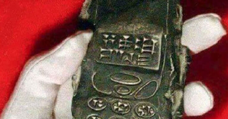 Αποδεικνύει αυτό το κινητό ότι υπάρχει ταξίδι πίσω στο χρόνο; Όχι… κι όμως μερικοί το πίστεψαν.