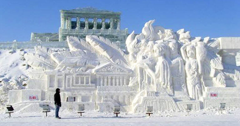 Εντυπωσιακά γλυπτά φτιαγμένα από πάγο στην Κίνα. Ειδικά αυτό που τιμά την Ελλάδα είναι εκπληκτικό!