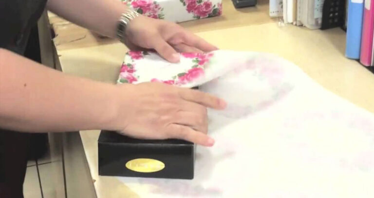 Μέσα σε μόλις 15 δευτερόλεπτα τύλιξε ένα δώρο με έναν υπέροχο τρόπο που σίγουρα δεν έχει ξαναδεί.