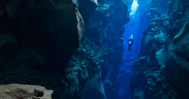 Κολυμπώντας ανάμεσα σε δύο τεκτονικές πλάκες ανάμεσα σε Αμερική και Ευρώπη!